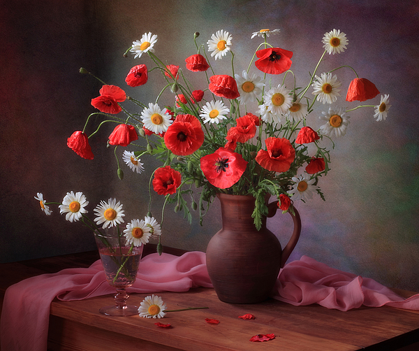 Kwiaty w wazonach - still-life-with-a-bouquet-of-poppies-and-chamomile--.jpg